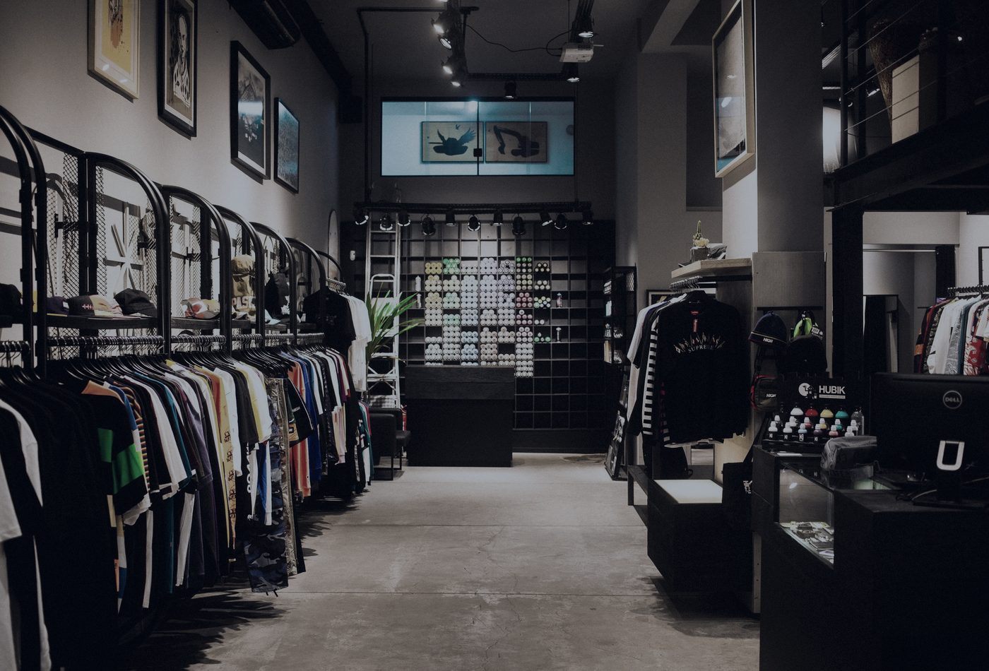Kleiderstangen in einem Streetwear-Store