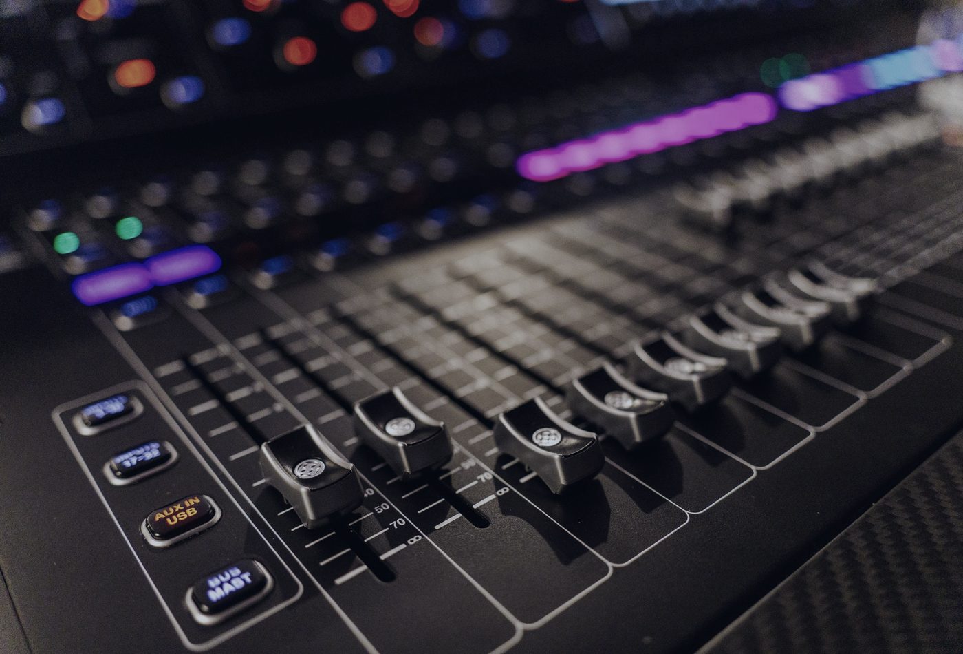 Mischpult in einem Tonstudio